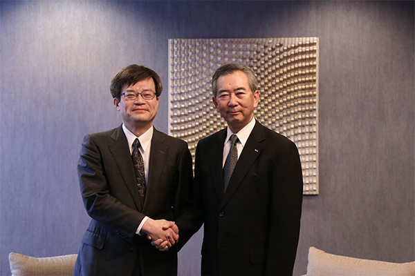 Professor Hiroshi Amano (left in picture) and Toshihiko Kai, Nikkiso's president